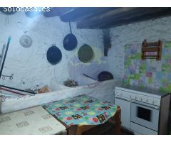 Casa pequeña con murros de piedra.