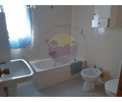 Casa pequeña con murros de piedra.