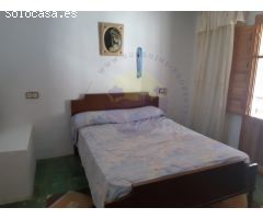 Casa pequeña con murros de piedra.