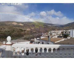 Casa pequeña con murros de piedra.