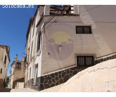 Casa de pueblo renovada con un apartamento de una habitación.
