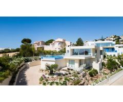 Villa Lirios - Un Refugio de Lujo en la Costa Mediterránea
