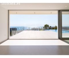 Villa Lirios - Un Refugio de Lujo en la Costa Mediterránea