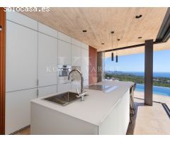 Villa de lujo con diseño único de hormigón visto en Benissa