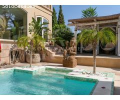 Elegancia Colonial en Las Rotas: Villa Exclusiva a unos pasos del mar