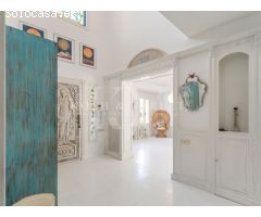 Elegancia Colonial en Las Rotas: Villa Exclusiva a unos pasos del mar