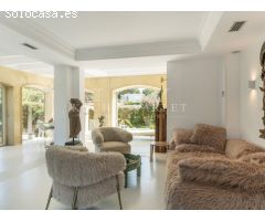 Elegancia Colonial en Las Rotas: Villa Exclusiva a unos pasos del mar