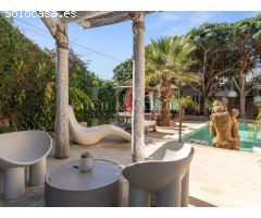 Elegancia Colonial en Las Rotas: Villa Exclusiva a unos pasos del mar