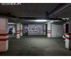 Local comercial a pie de calle y sótano con 10 plazas de aparcamiento privadas.