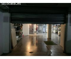 Local comercial a pie de calle y sótano con 10 plazas de aparcamiento privadas.