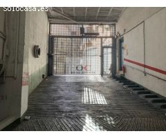 Local comercial a pie de calle y sótano con 10 plazas de aparcamiento privadas.