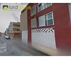Local haciendo esquina con salida de humos