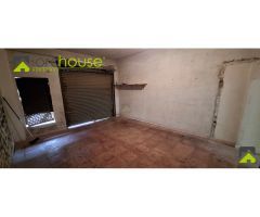 1174. Local comercial en Avd. Fuerzas Armadas, frente Mercadona.