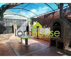 1153. Casa en Terreros zona Calypso, con 8 dormitorios y patio.