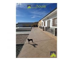 1251. Conjunto de 4 casas, naves de porcino y de novillos.