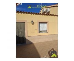 1251. Conjunto de 4 casas, naves de porcino y de novillos.