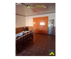 1251. Conjunto de 4 casas, naves de porcino y de novillos.