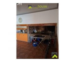1251. Conjunto de 4 casas, naves de porcino y de novillos.