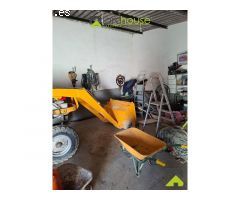 1251. Conjunto de 4 casas, naves de porcino y de novillos.