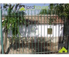 1301. Parcela con casa en Las Alamedas.