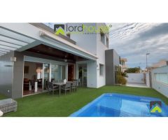 1183. Villa con piscina en Mil Palmeras, Alicante.