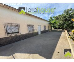 1324. Casa en Aguaderas con terreno.