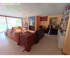 ¡Chalet de Lujo en Altorreal con Vistas al Campo de Golf y Amplias Reformas!