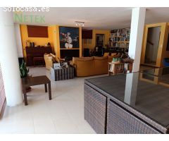 ¡Chalet de Lujo en Altorreal con Vistas al Campo de Golf y Amplias Reformas!