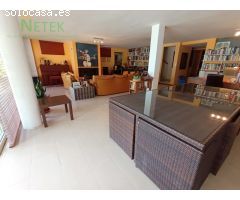 ¡Chalet de Lujo en Altorreal con Vistas al Campo de Golf y Amplias Reformas!