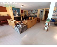 ¡Chalet de Lujo en Altorreal con Vistas al Campo de Golf y Amplias Reformas!