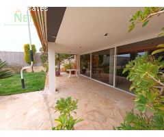 ¡Chalet de Lujo en Altorreal con Vistas al Campo de Golf y Amplias Reformas!