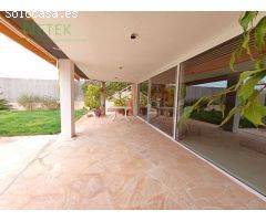 ¡Chalet de Lujo en Altorreal con Vistas al Campo de Golf y Amplias Reformas!