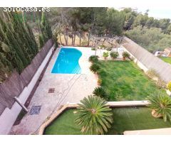 ¡Chalet de Lujo en Altorreal con Vistas al Campo de Golf y Amplias Reformas!