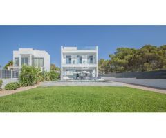 Villa Moderna con Inmejorable Vista al Mar en Ubicación Tranquila