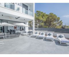 Villa Moderna con Inmejorable Vista al Mar en Ubicación Tranquila