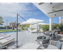 Villa Moderna con Inmejorable Vista al Mar en Ubicación Tranquila