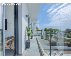 Villa Moderna con Inmejorable Vista al Mar en Ubicación Tranquila