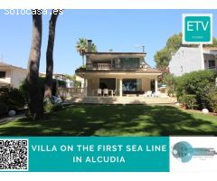 Villa exclusiva en la primera línea del mar en Alcudia, Mallorca