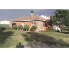 En venta hermoso chalet seminuevo en la Urbanización Huelmos de San Joaquín,