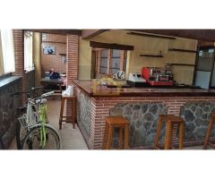 PLAZA DE GARAJE CERRADA CON TRAPA DE SEGURIDAD Y ENTRADA CON MANDO A DISTANCIA.
