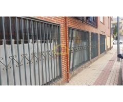PLAZA DE GARAJE CERRADA CON TRAPA DE SEGURIDAD Y ENTRADA CON MANDO A DISTANCIA.