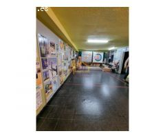 Local de esquina, con 240 m2 distribuidos en 2 plantas; en la primera planta
