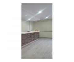 Local de esquina, con 240 m2 distribuidos en 2 plantas; en la primera planta