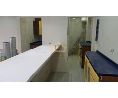 Local de esquina, con 240 m2 distribuidos en 2 plantas; en la primera planta