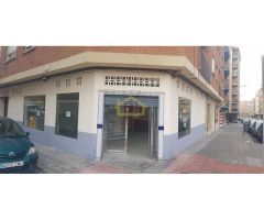 Local de esquina, con 240 m2 distribuidos en 2 plantas; en la primera planta
