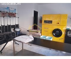 Local de esquina, con 240 m2 distribuidos en 2 plantas; en la primera planta