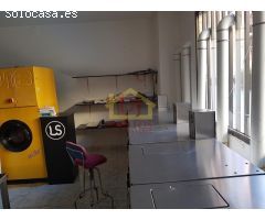 Local de esquina, con 240 m2 distribuidos en 2 plantas; en la primera planta