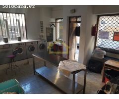 Local de esquina, con 240 m2 distribuidos en 2 plantas; en la primera planta