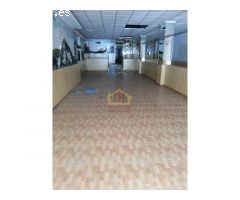 Local de esquina, con 240 m2 distribuidos en 2 plantas; en la primera planta