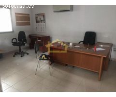 Local de esquina, con 240 m2 distribuidos en 2 plantas; en la primera planta